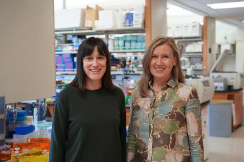 Hanna Mikkola and Julia Aguade Gorgorio smile in a UCLA lab