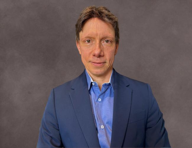 UCLA scientist Steve Horvath smiles for a headshot.