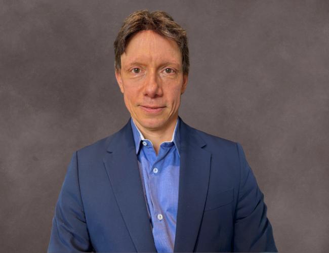 UCLA scientist Steve Horvath smiles for a headshot.