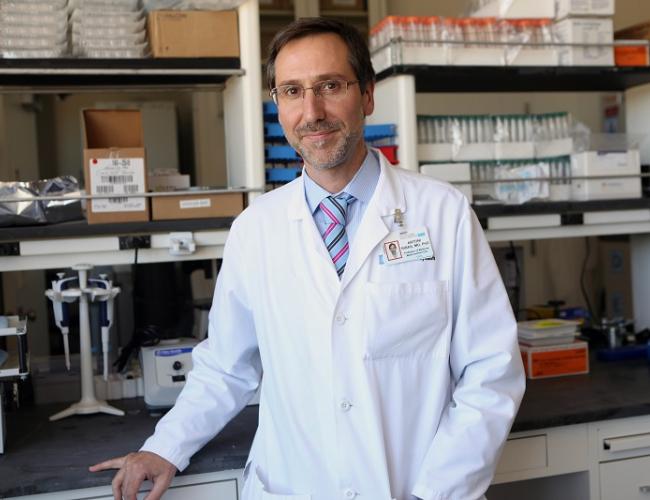 Headshot of Antoni Ribas in a lab coat
