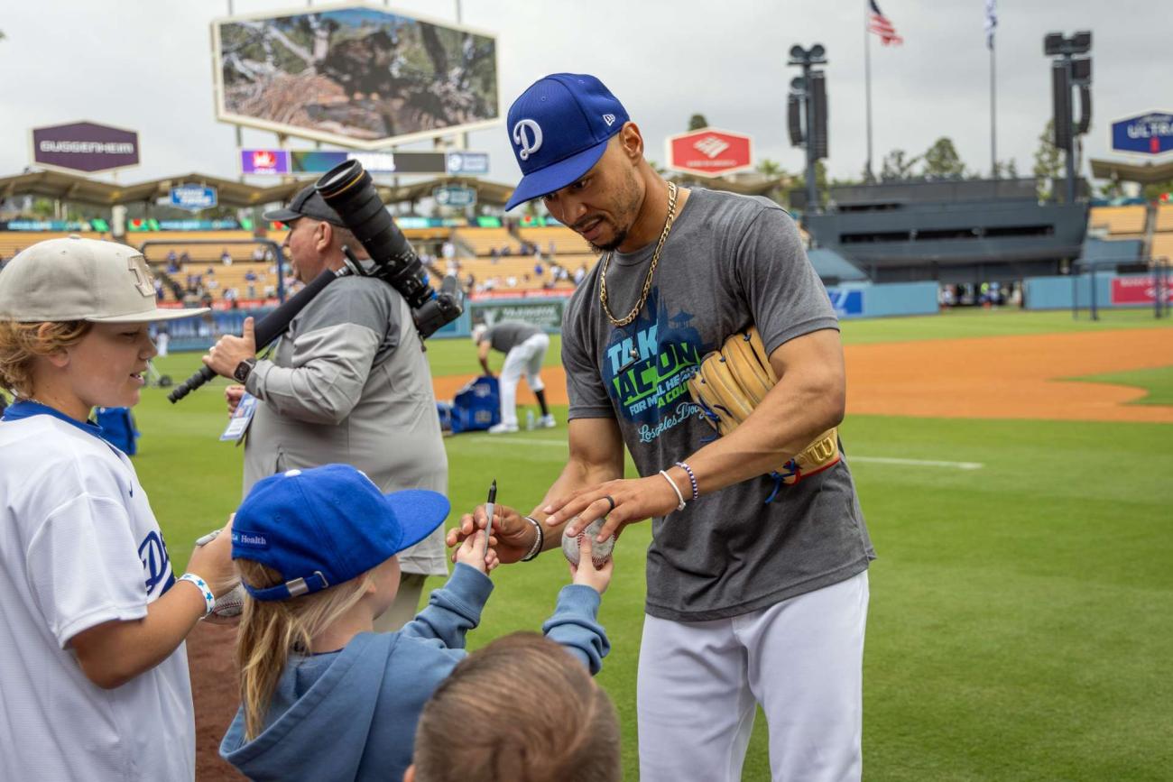 Dodgers star Mookie Betts signs an autograph for Seersha Sulack. (Photo by Nick Carranza)