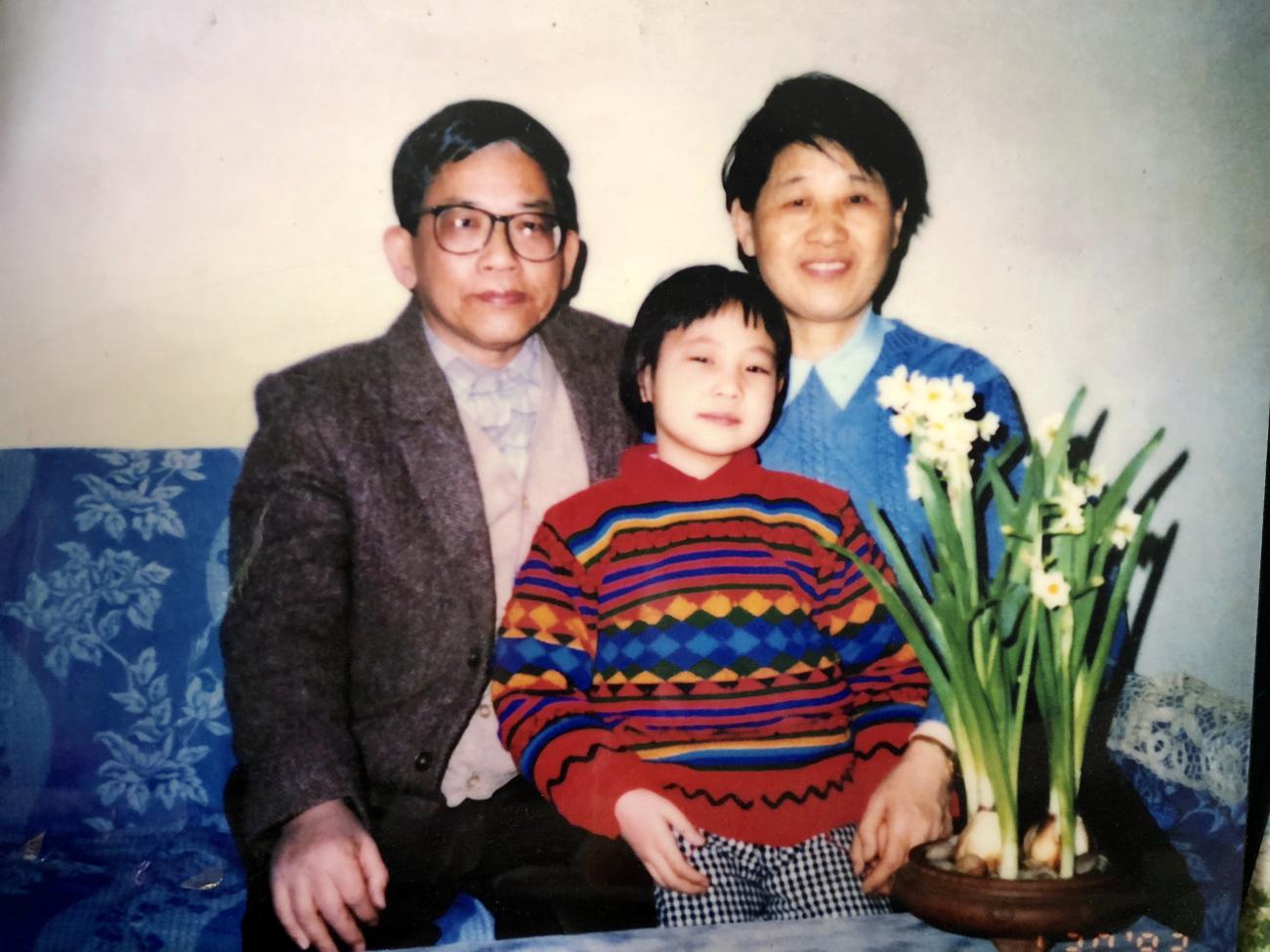 scientist mingxia gu as a child with her father on her left and her mother on her right