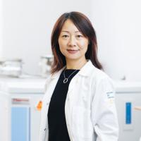 Lili Yang smiles in a UCLA lab.