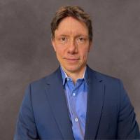 UCLA scientist Steve Horvath smiles for a headshot.
