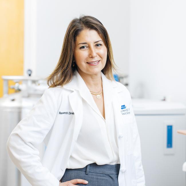 Sanaz Memarzadeh smiles in a UCLA lab. 