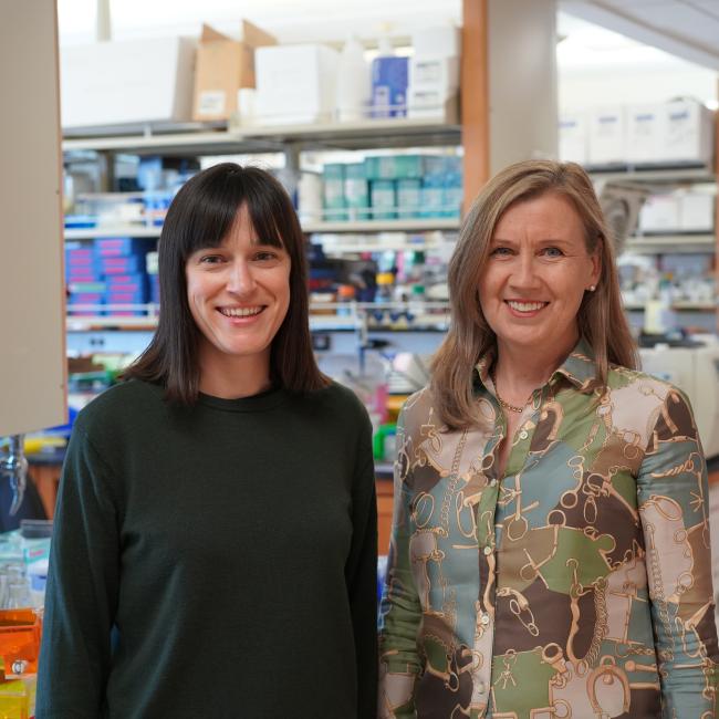 Hanna Mikkola and Julia Aguade Gorgorio smile in a UCLA lab