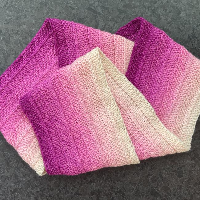 knit scarf in an ombre pink pattern
