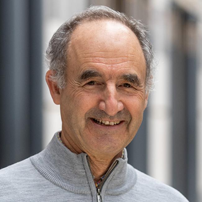 headshot of larry zipursky wearing a grey zip-up sweater