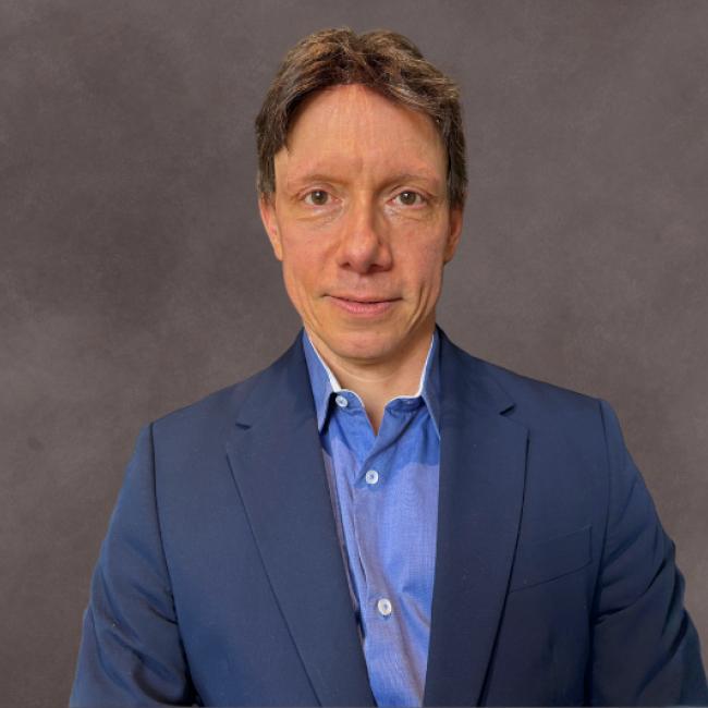 UCLA scientist Steve Horvath smiles for a headshot.